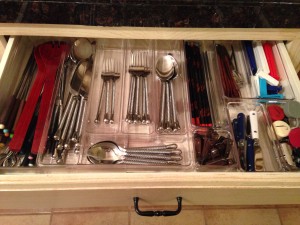 Organized silverware thanks to customizable drawer containers.