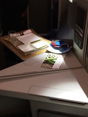 Here is a seat set up with a tray table - see, LOTS of room even in forward facing seats.  I like not having to put my laptop away while I'm eating.